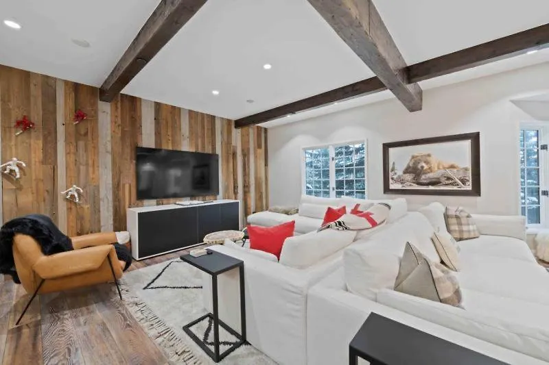 The Charter At E240 Apartment *