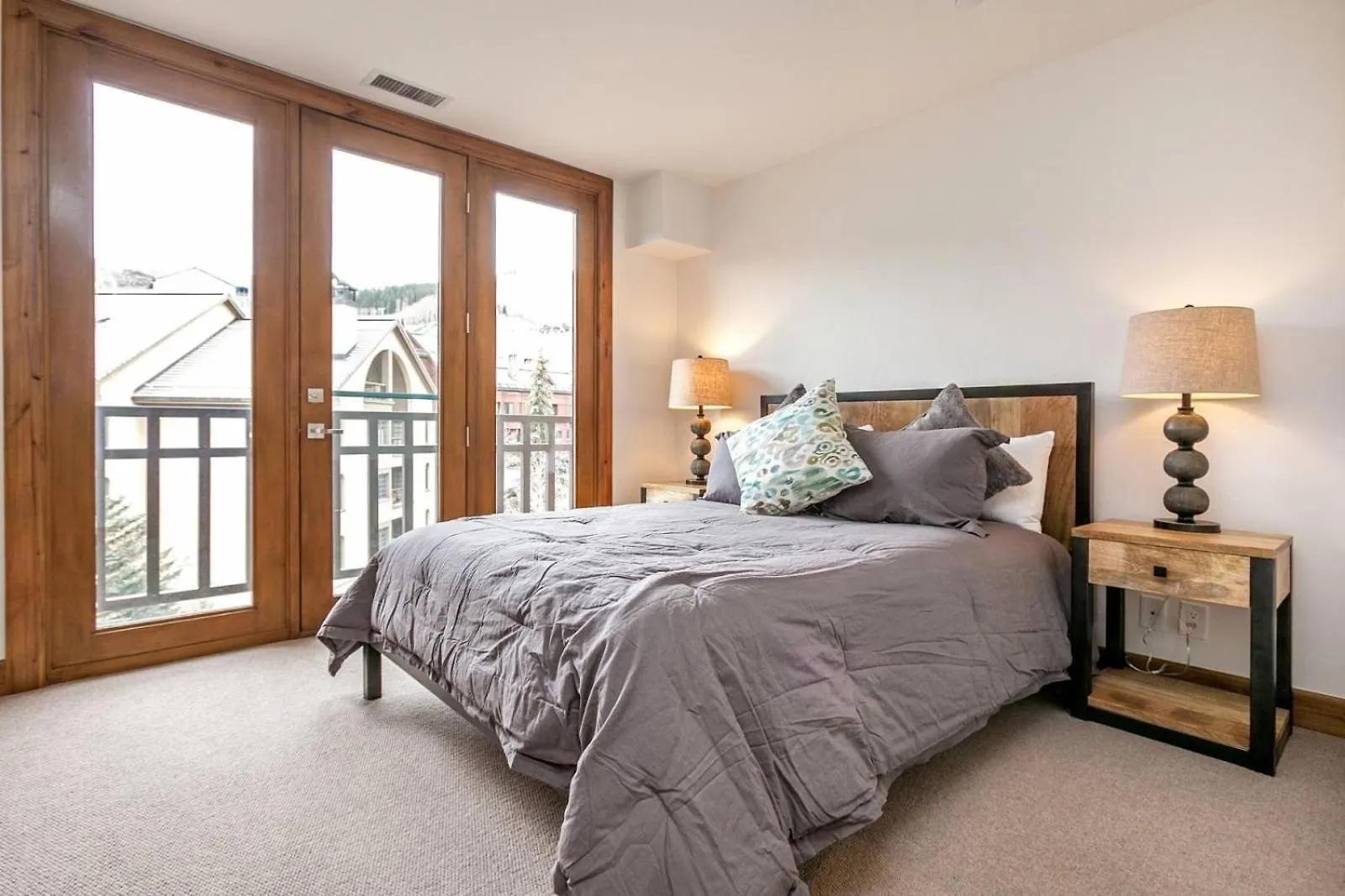 Luxe 4 Bedroom With In, Out Access Apartment