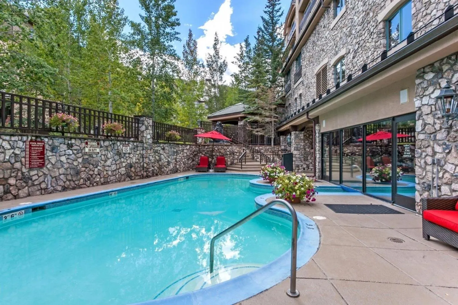 Luxe 4 Bedroom With In, Out Access *