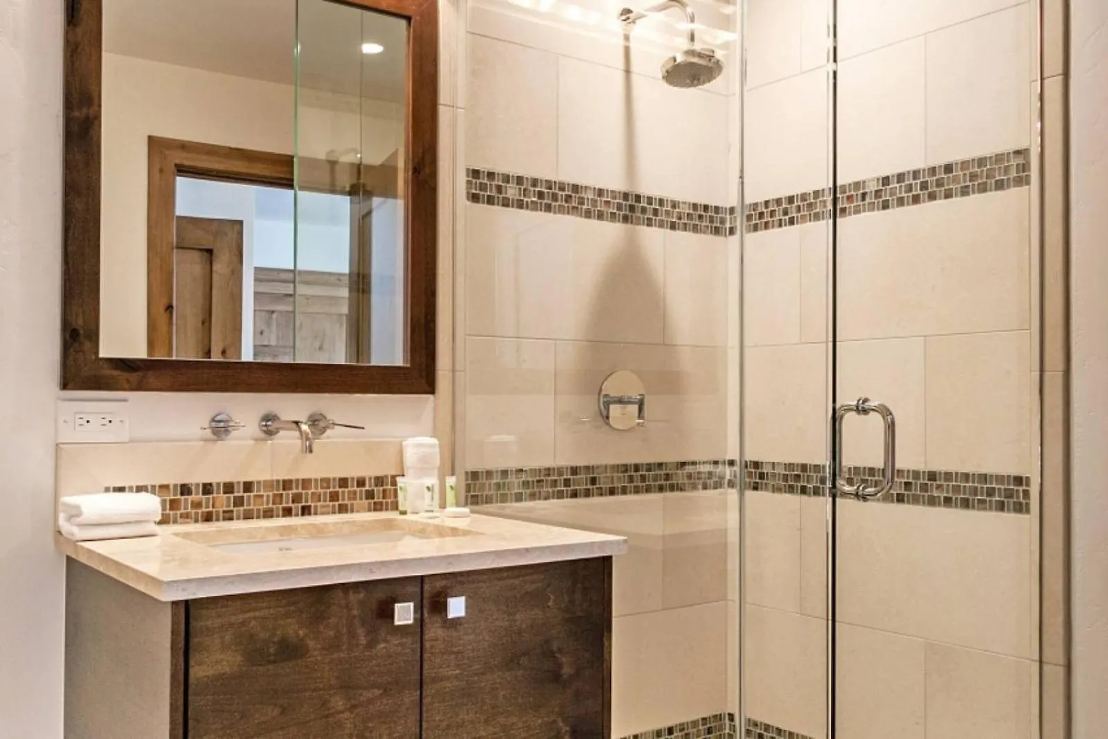 Luxe 4 Bedroom With In, Out Access Apartment *