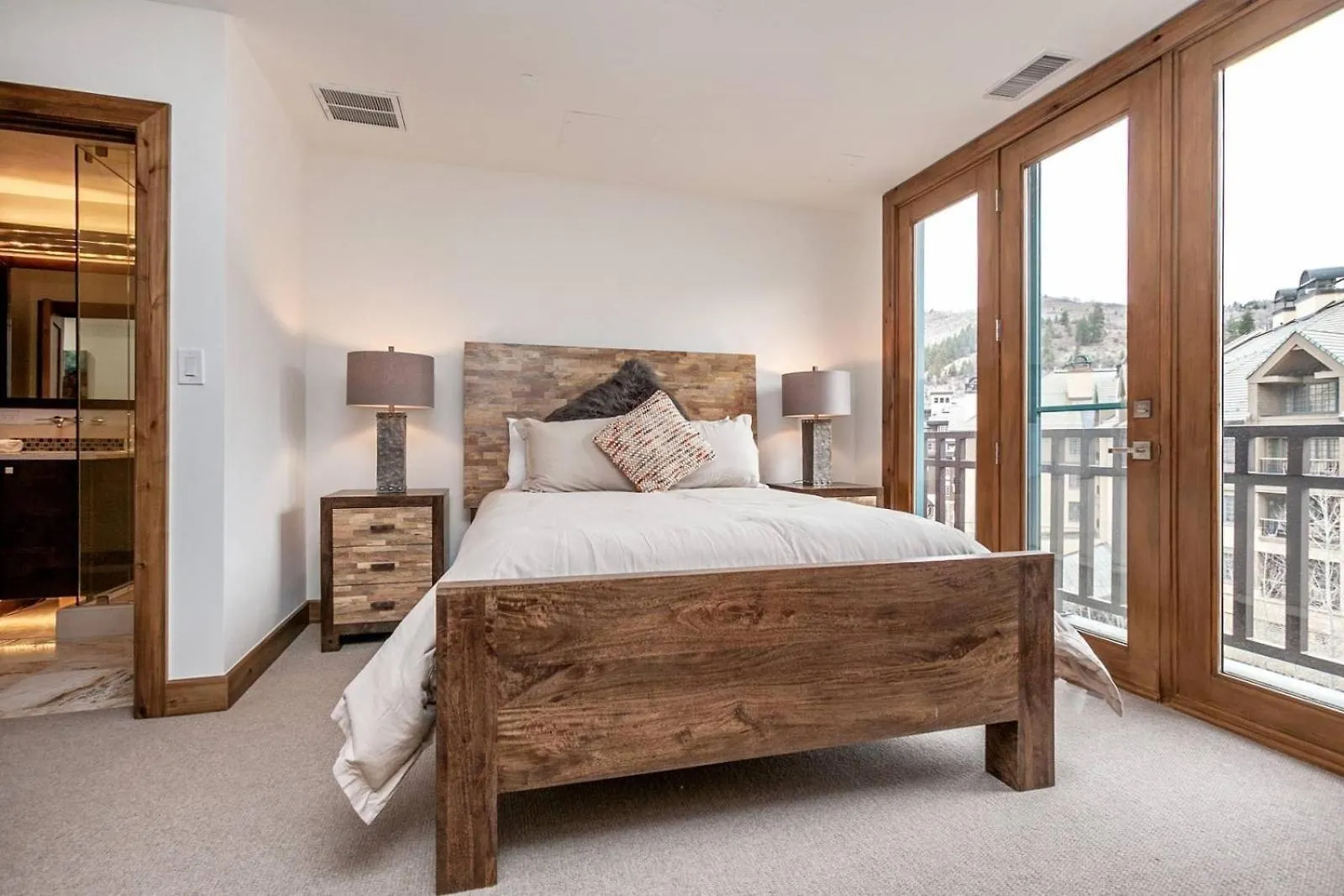 Luxe 4 Bedroom With In, Out Access Apartment Beaver Creek