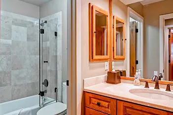 Ridgepoint Townhomes Apartment *