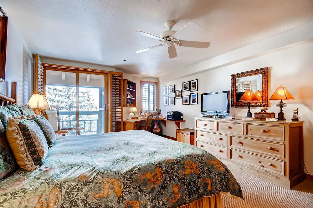 Kiva By East West 4*