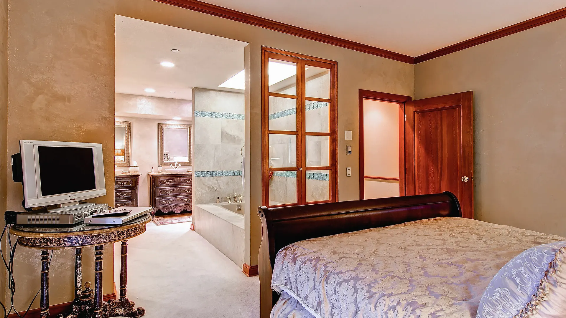 Otel Village Ford Hall By East West Beaver Creek