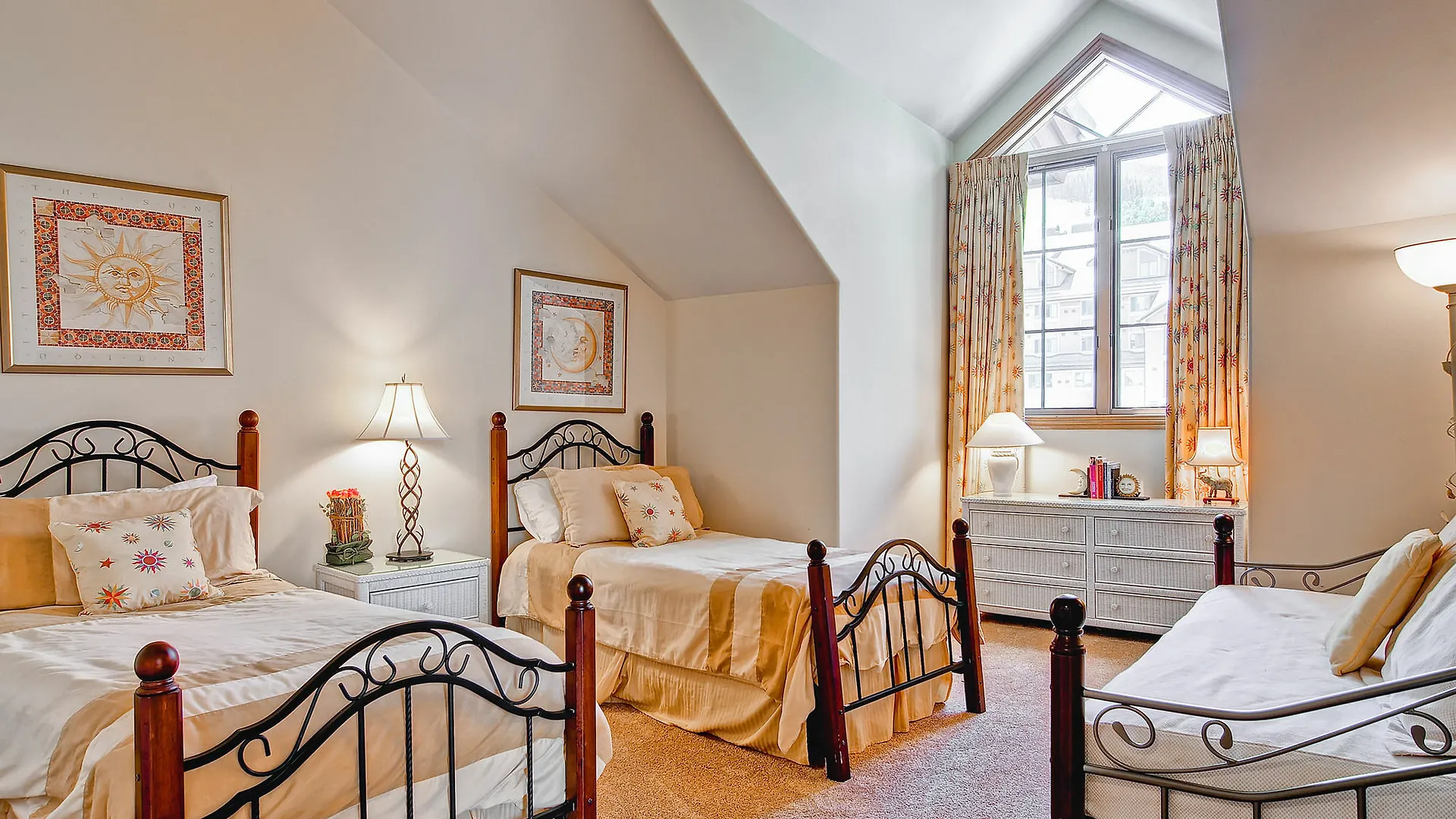 Oxford Court By East West Beaver Creek