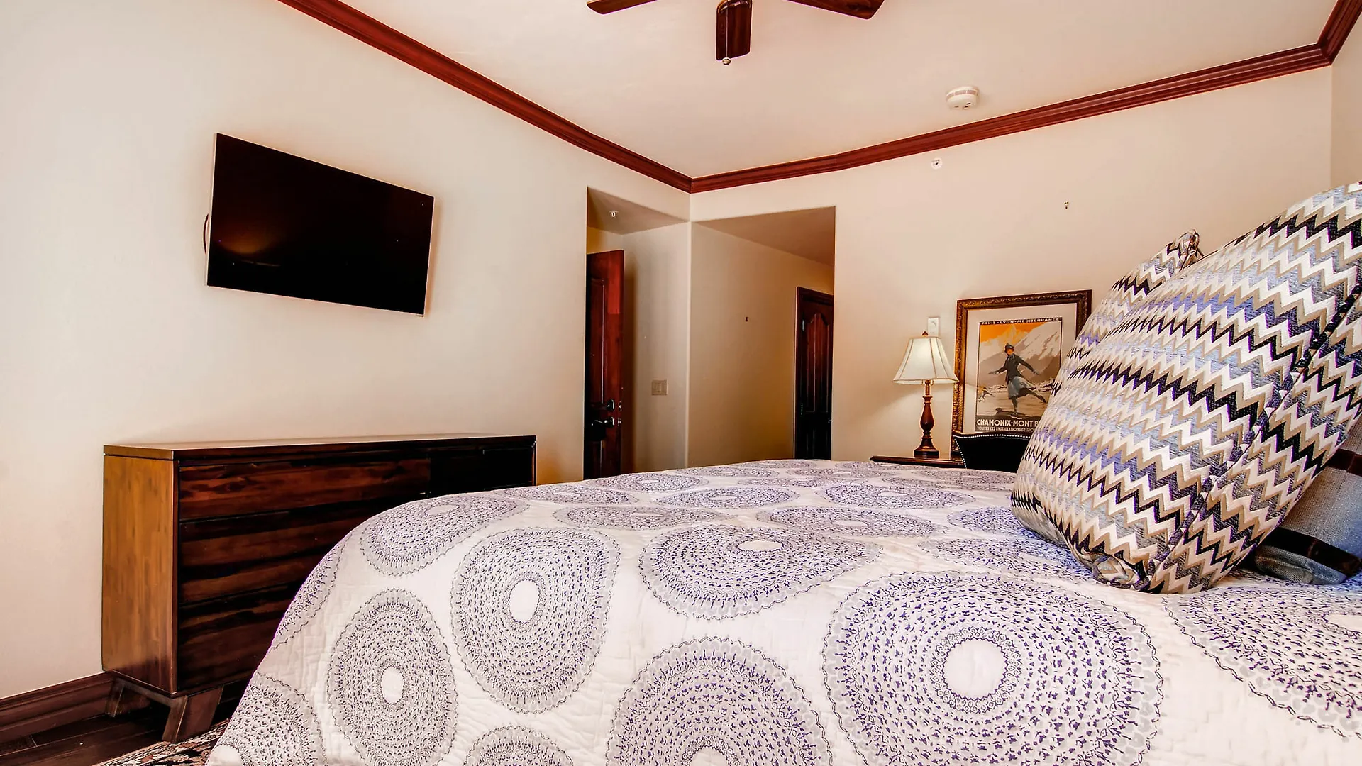 Oxford Court By East West Apartment *