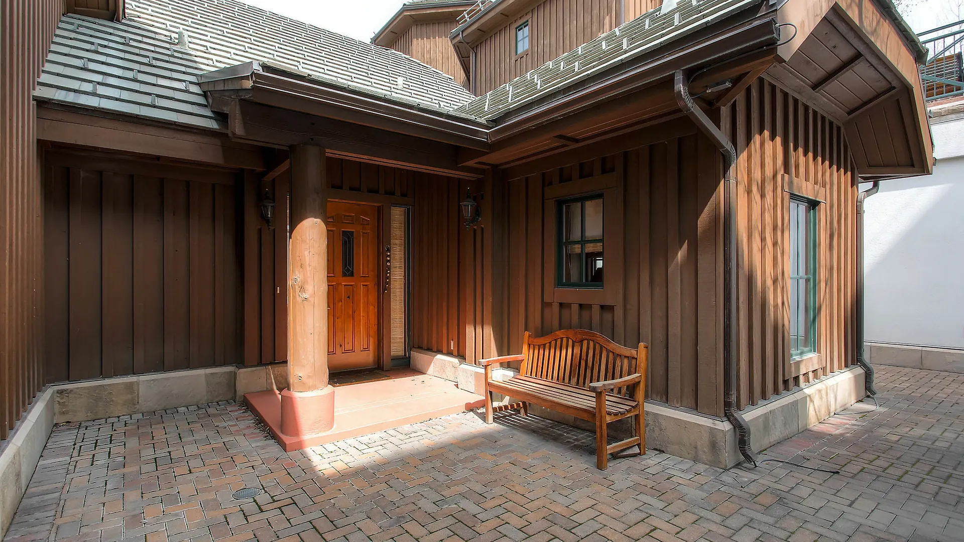 Villa Montane By East West *